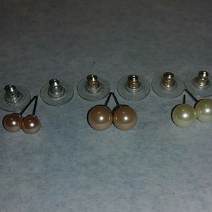 Set of pearl earrings
